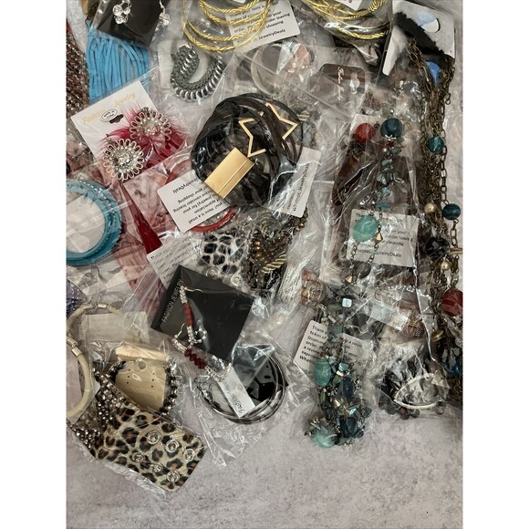 Large Lot Of 34 New Packaged Costume Jewelry, Necklaces, Earrings And Bracelets - Picture 7 of 7